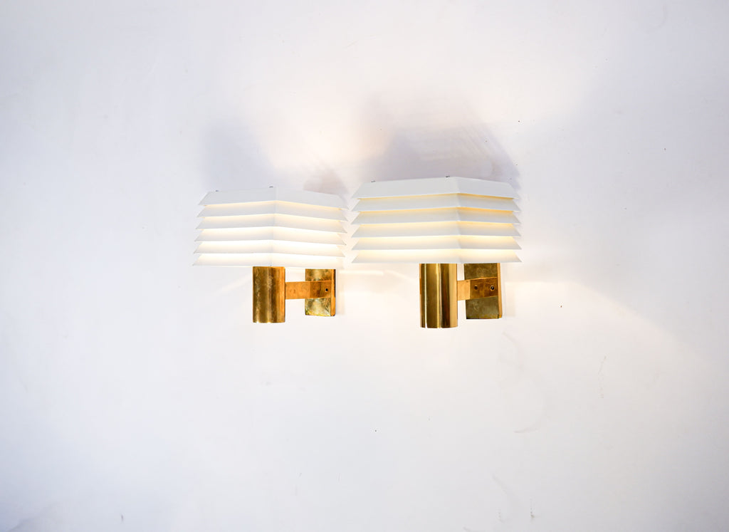 Hans Agne Jakobsson pair of wall lamp, brass & lacquered iron, circa 1960 – detail view 3