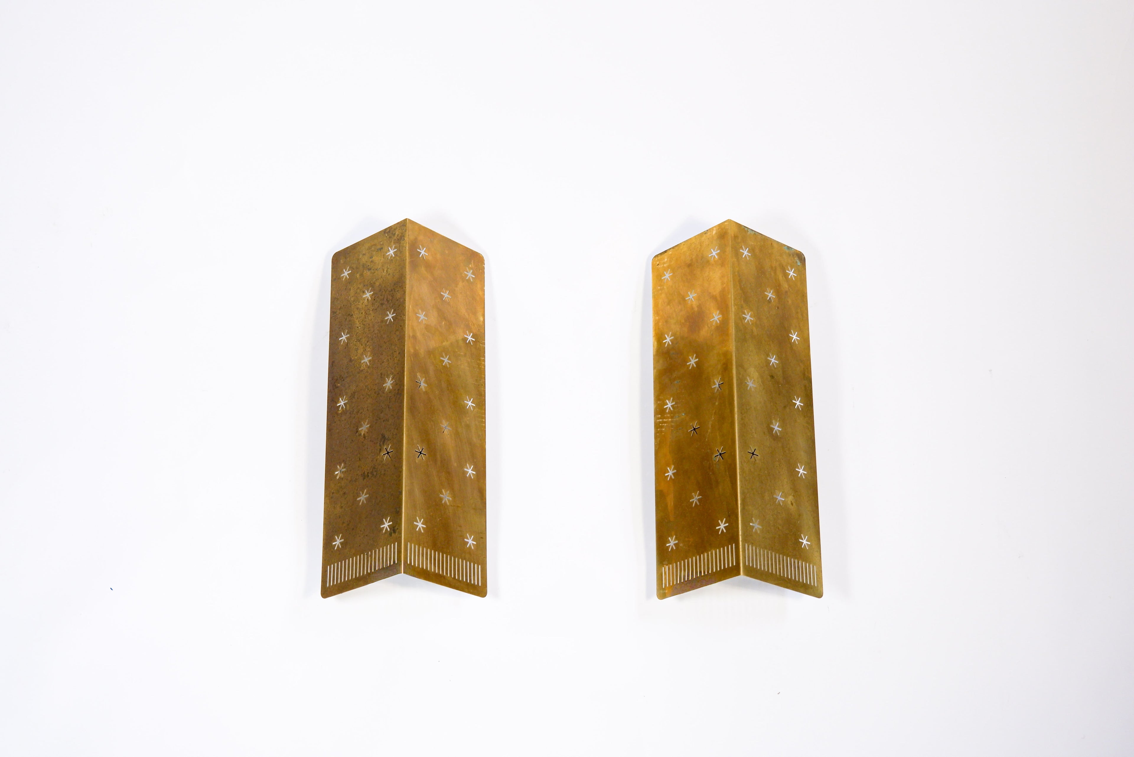 Paavo Tynell, Pair of wall lamp model 10330 for Taito, circa 1950.