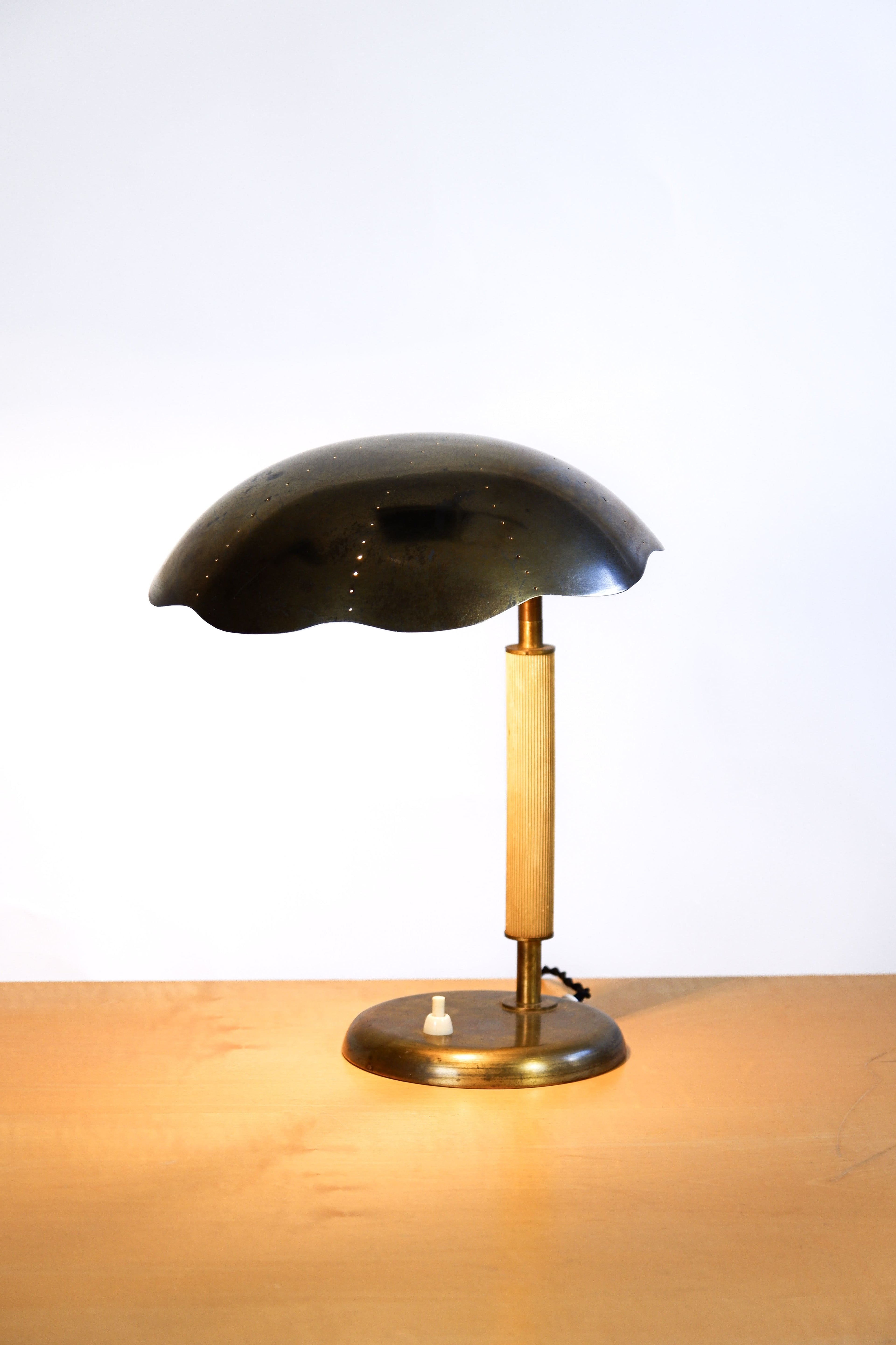 Harald Notini Table lamp model 15295 for Arvid Böhlmarks Lampfabrik circa 1940.