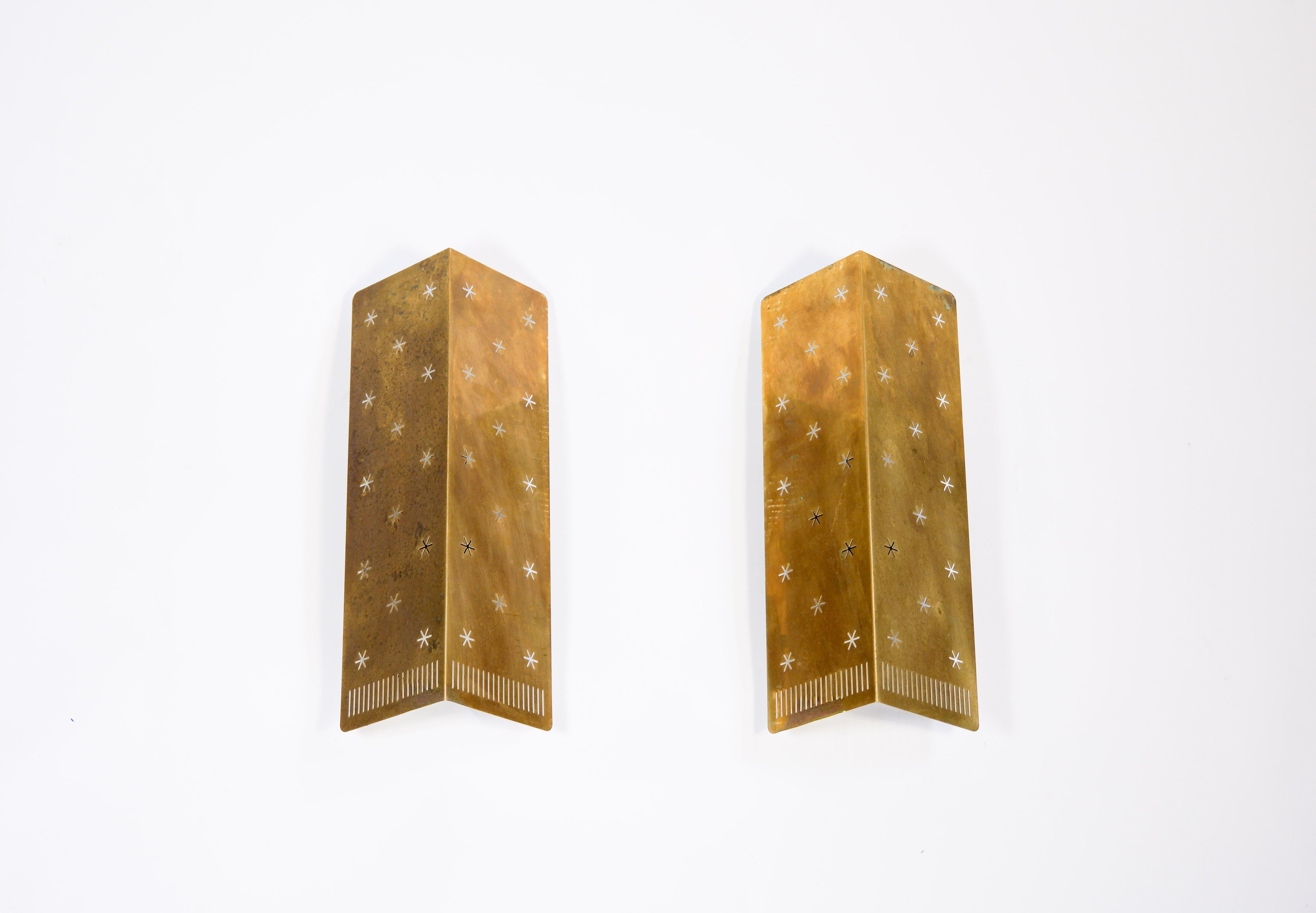Paavo Tynell, Pair of wall lamp model 10330 for Taito, circa 1950.