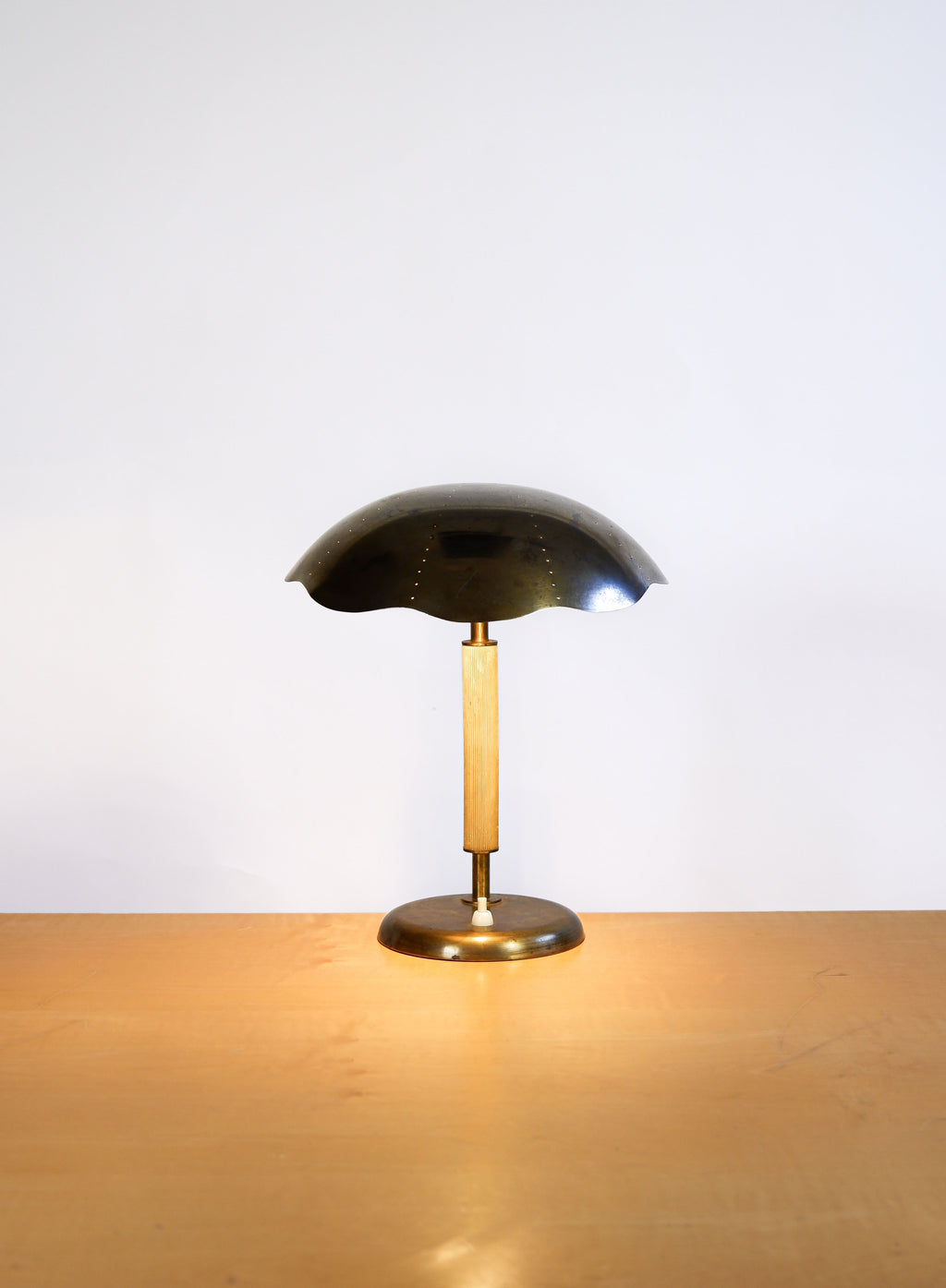 Harald Notini Table lamp model 15295 for Arvid Böhlmarks Lampfabrik circa 1940.