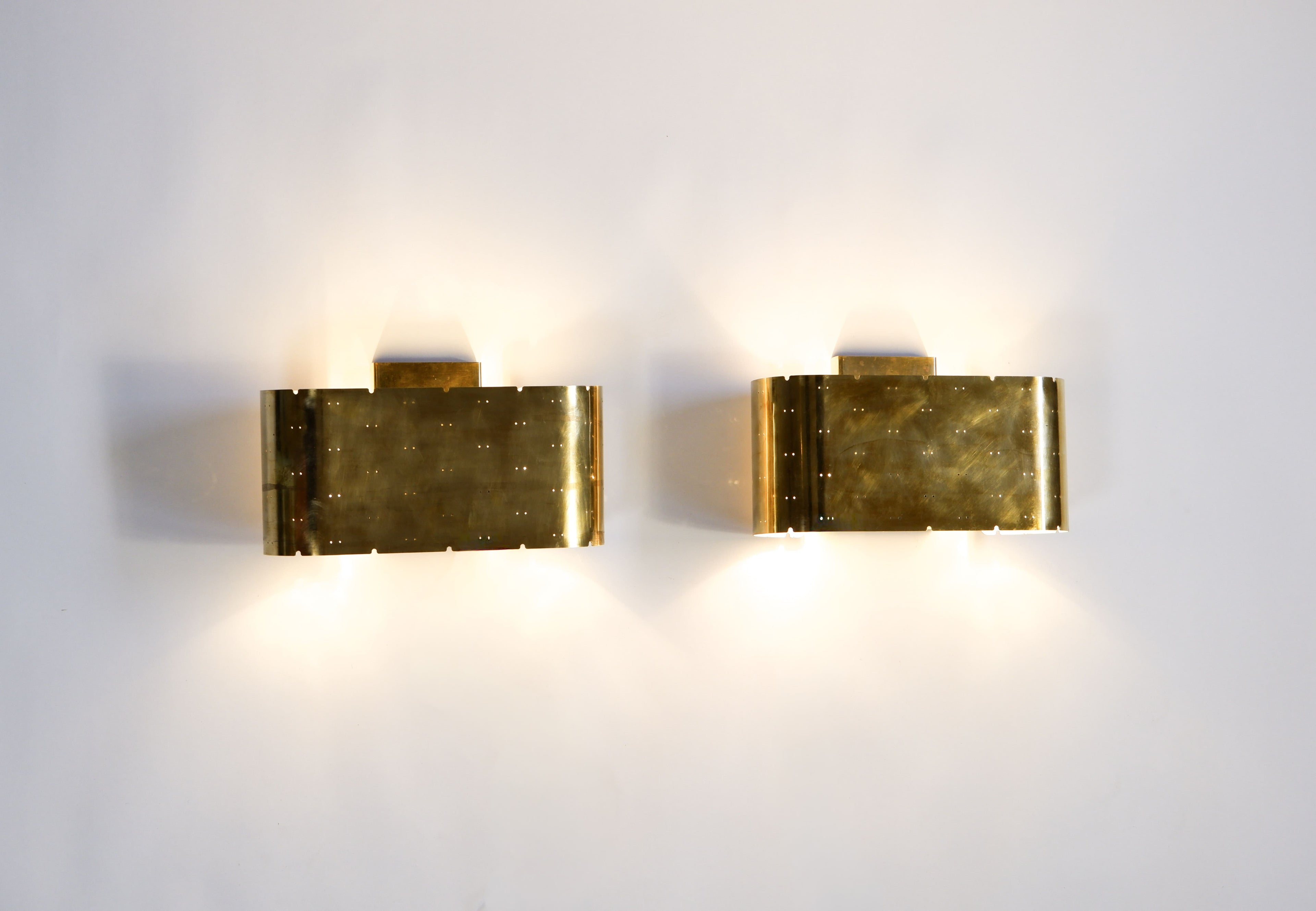 Paavo Tynell, Pair of wall lamps model 9460 for Idman circa 1940.