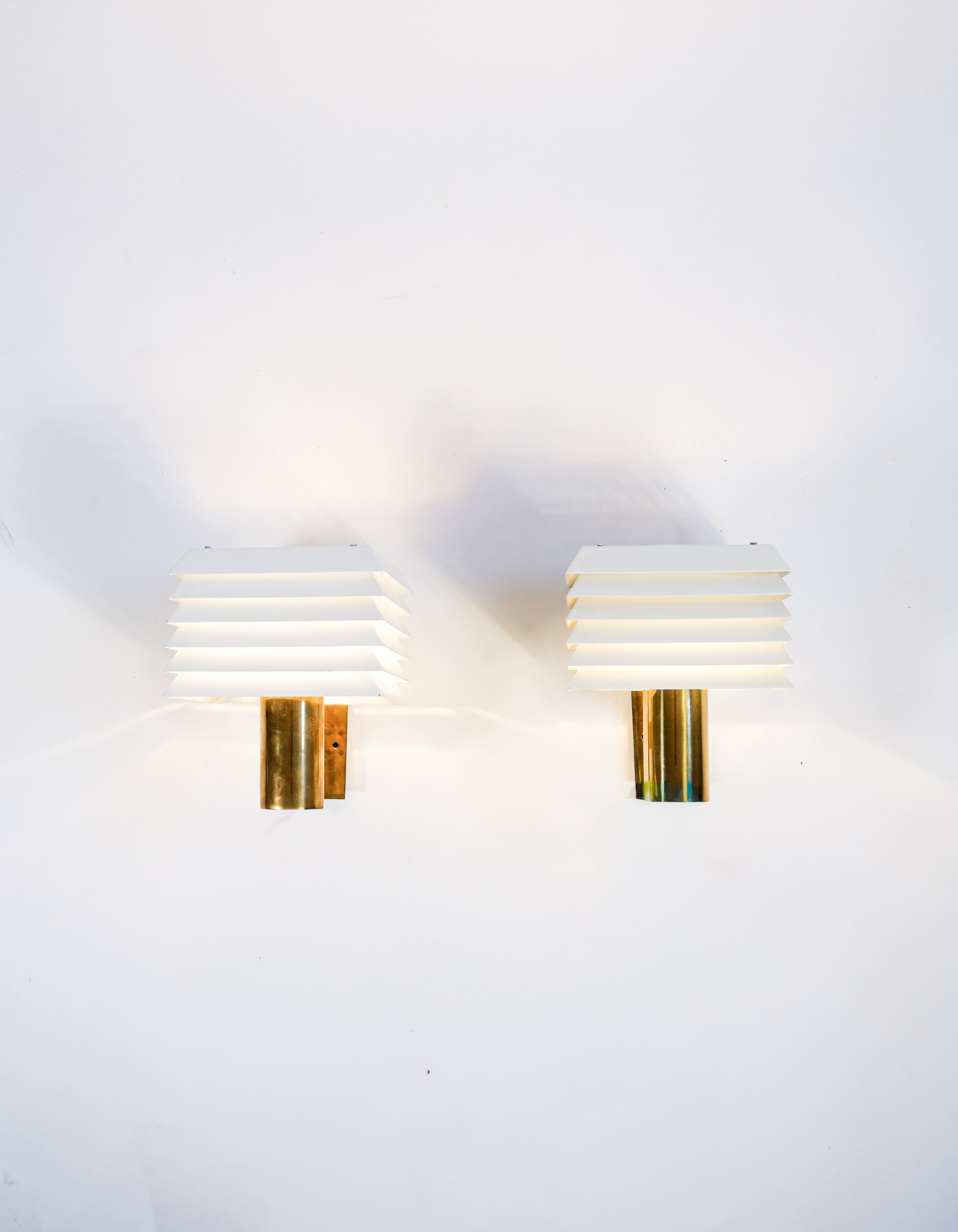 Hans Agne Jakobsson pair of wall lamp, brass & lacquered iron, circa 1960 – detail view 6