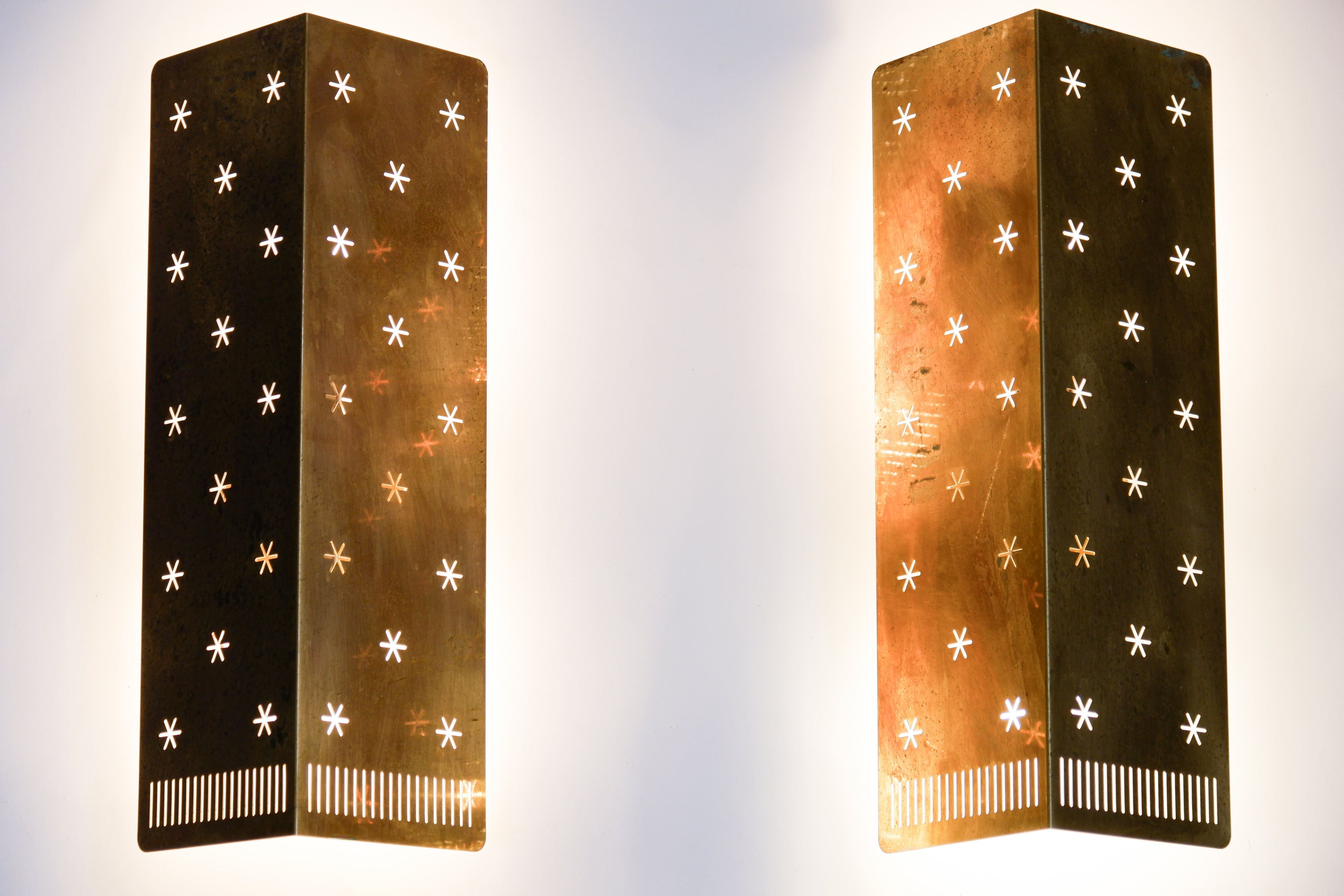 Paavo Tynell, Pair of wall lamp model 10330 for Taito, circa 1950.