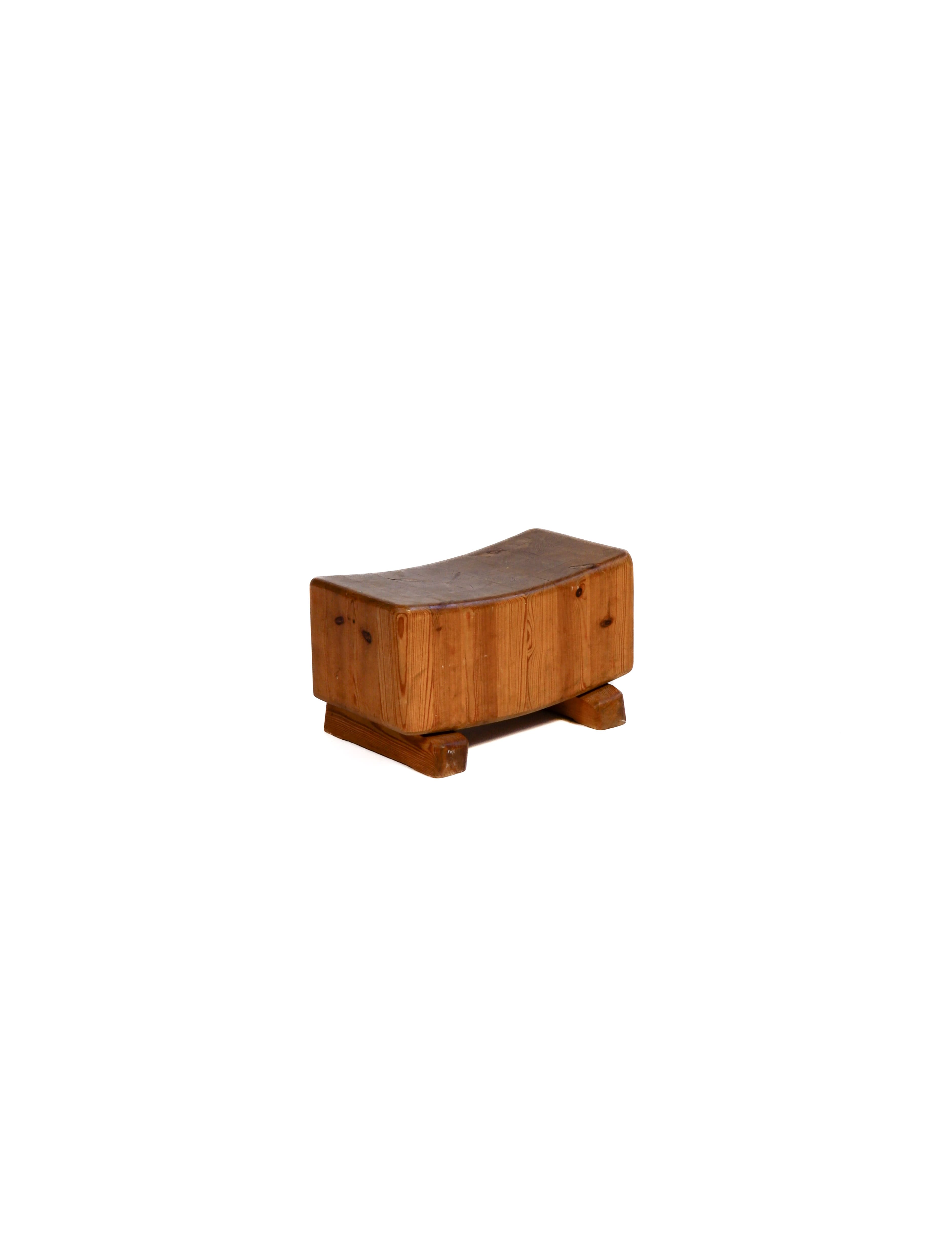 Swedish modern stool in solide pin, circa 1950.