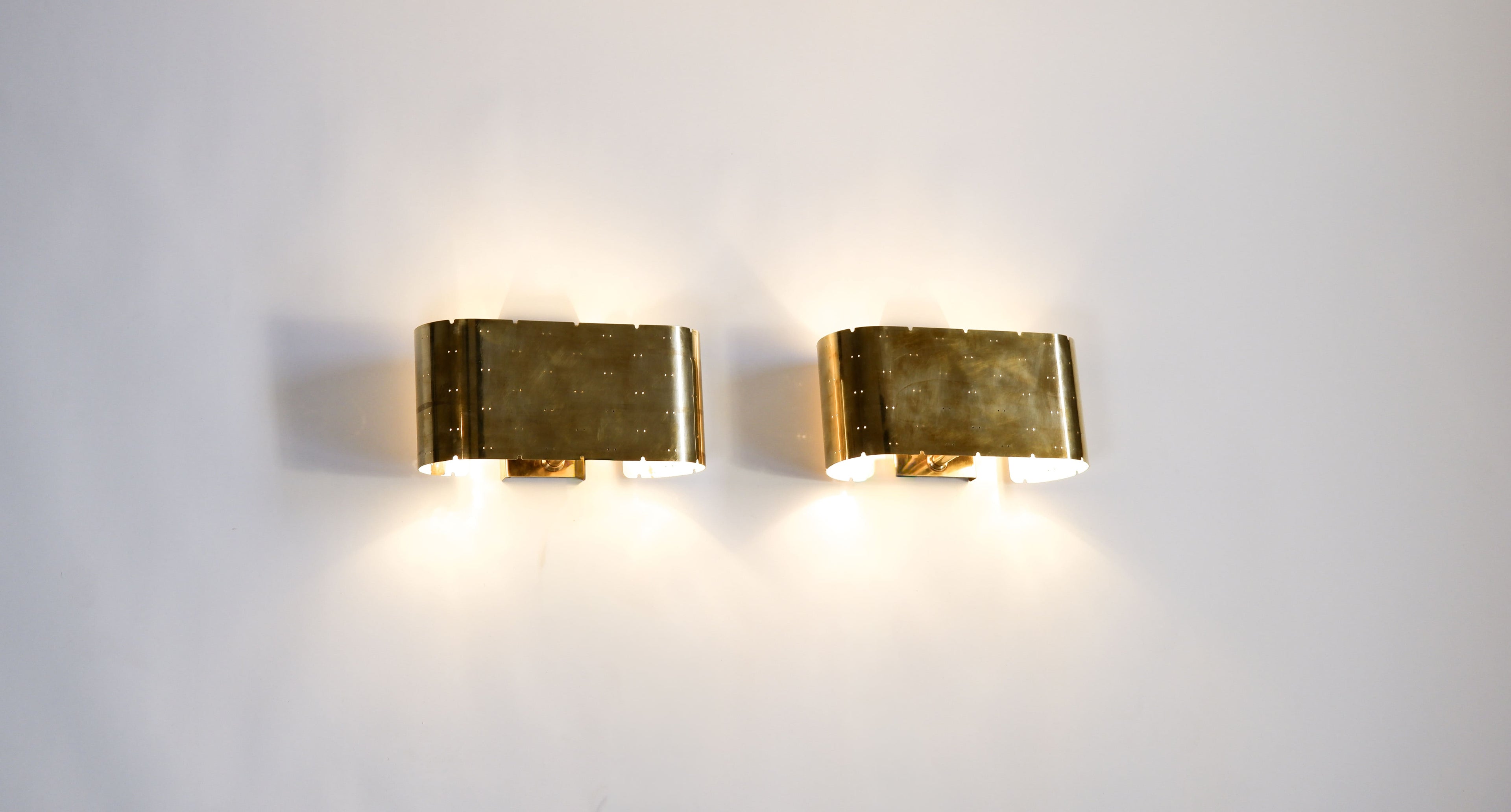 Paavo Tynell, Pair of wall lamps model 9460 for Idman circa 1940.