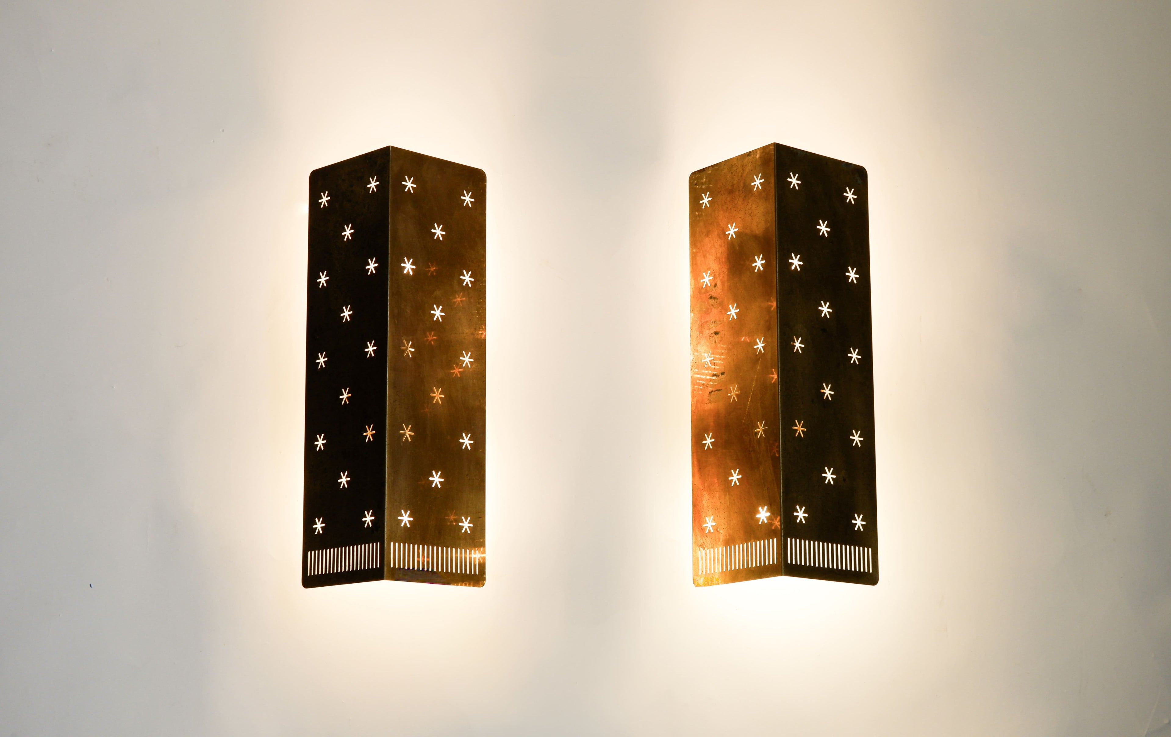 Paavo Tynell, Pair of wall lamp model 10330 for Taito, circa 1950.