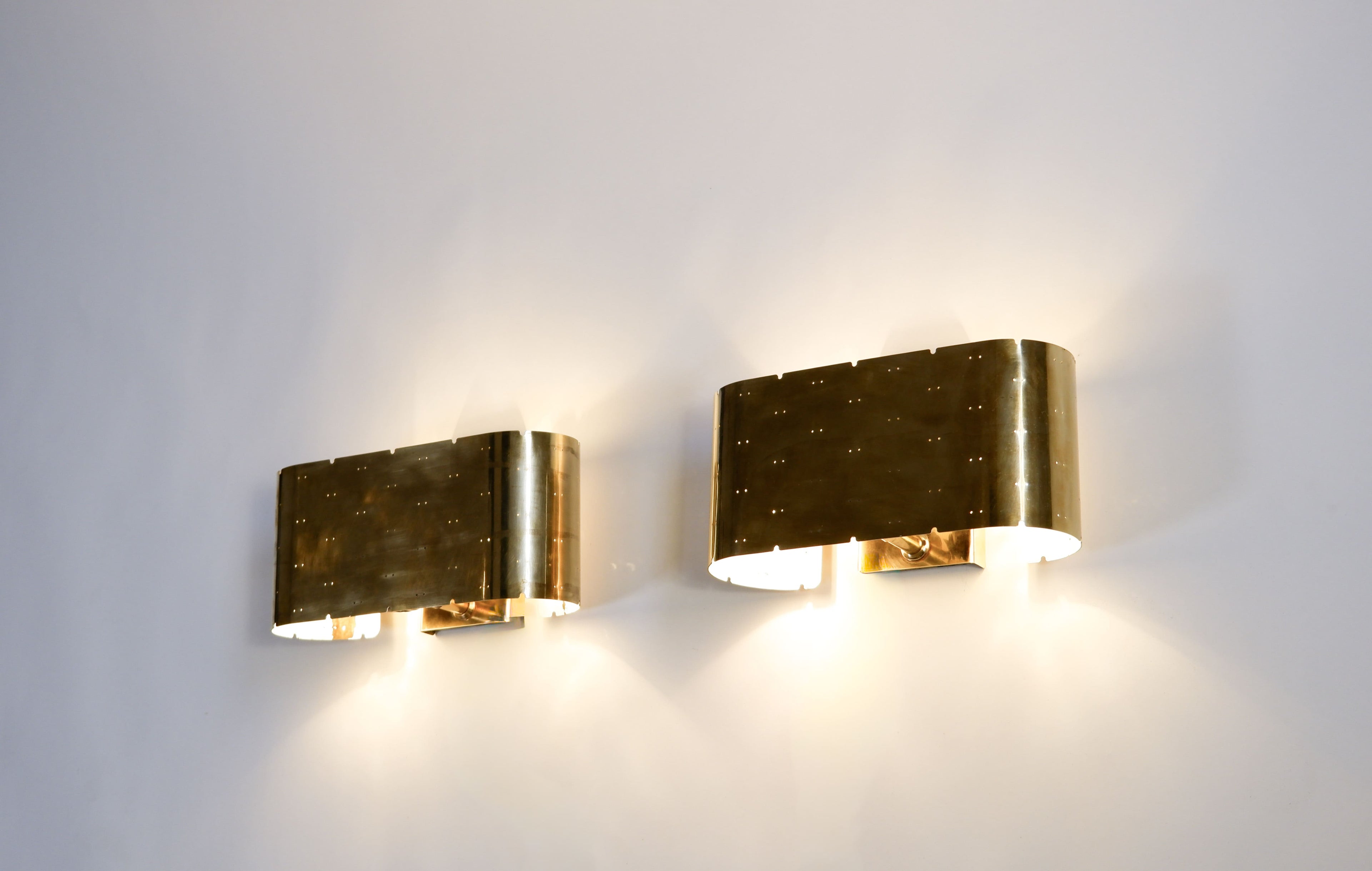 Paavo Tynell, Pair of wall lamps model 9460 for Idman circa 1940.