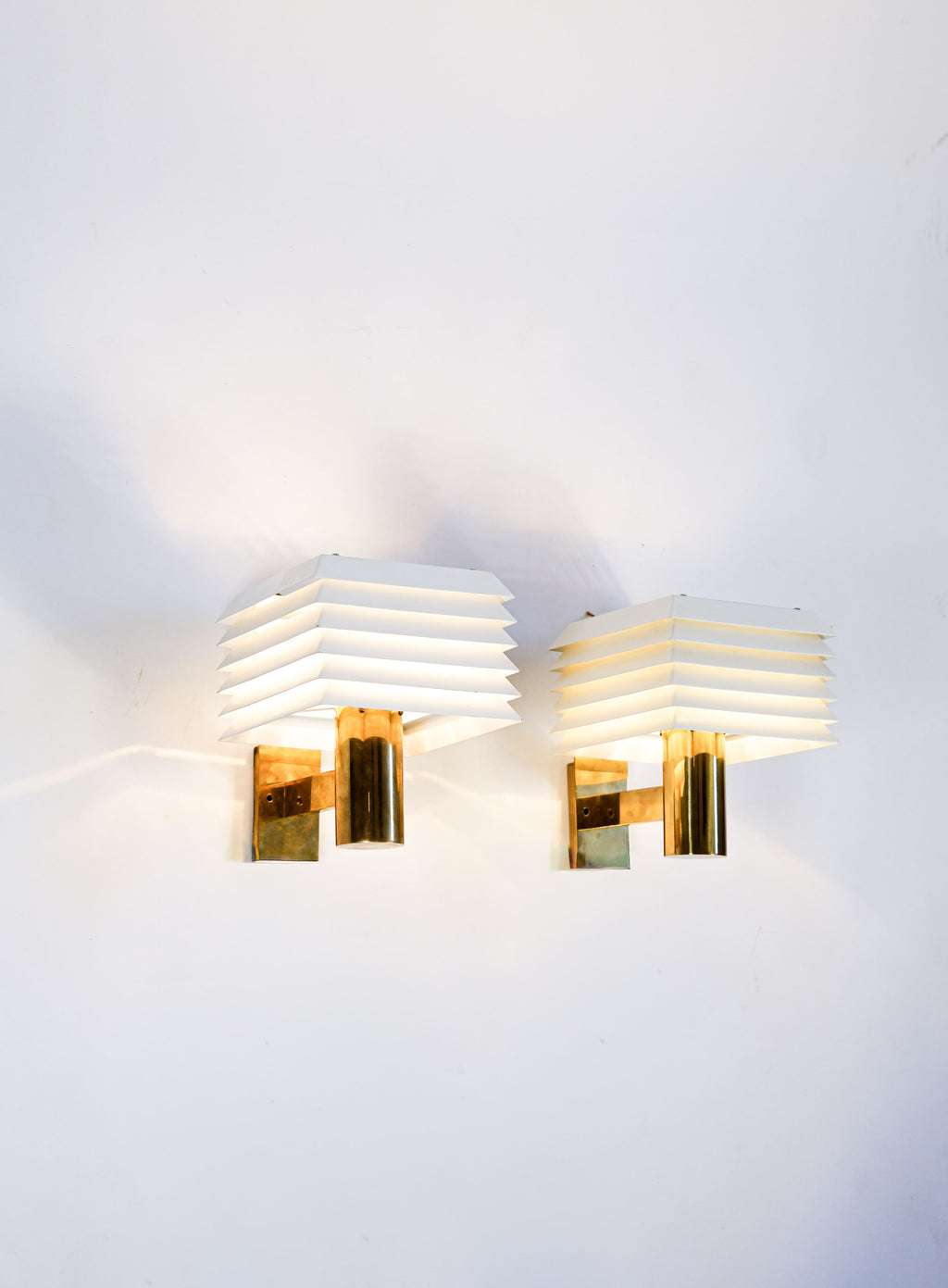 Hans Agne Jakobsson pair of wall lamp, brass & lacquered iron, circa 1960