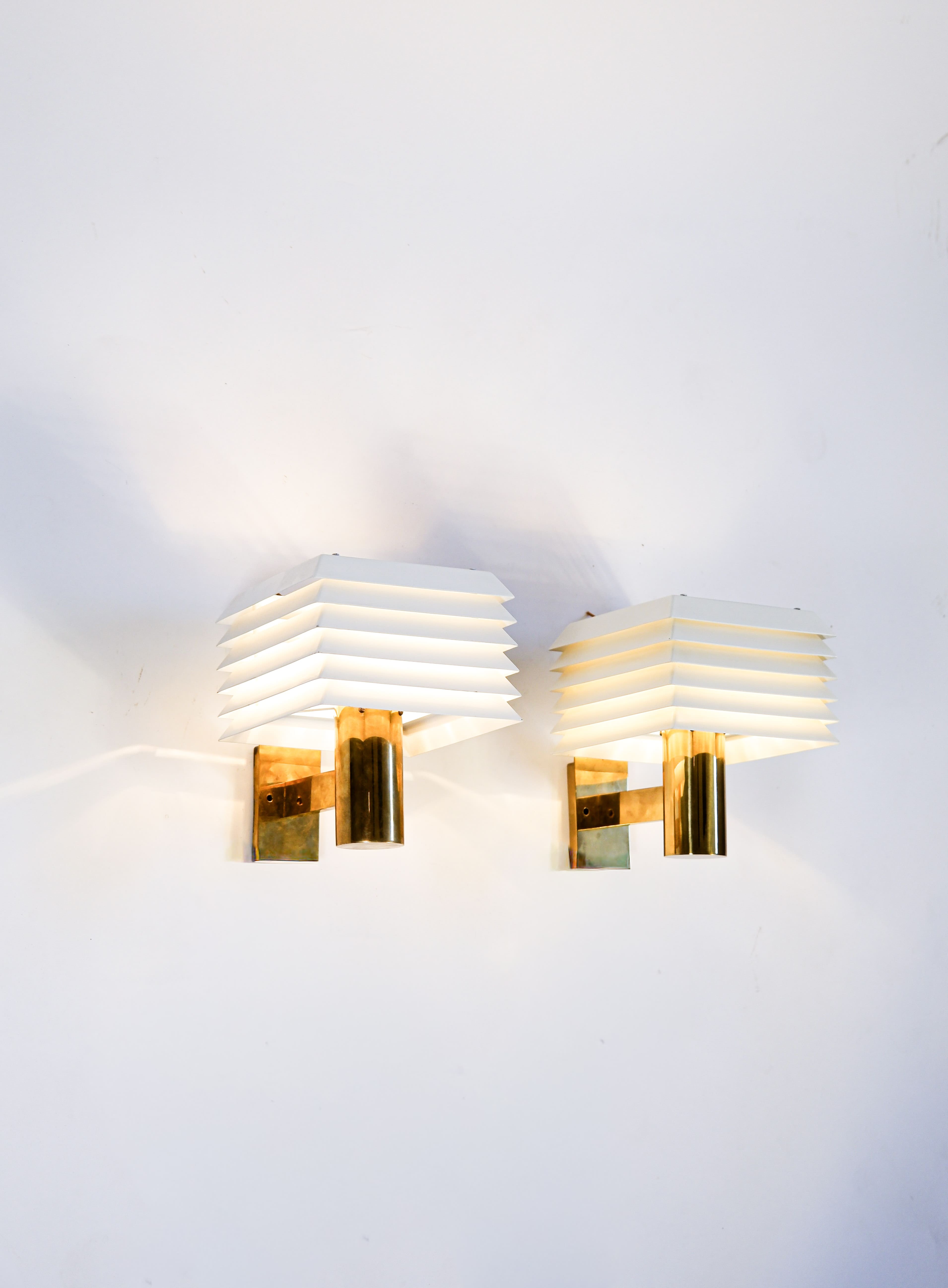 Hans Agne Jakobsson pair of wall lamp, brass & lacquered iron, circa 1960