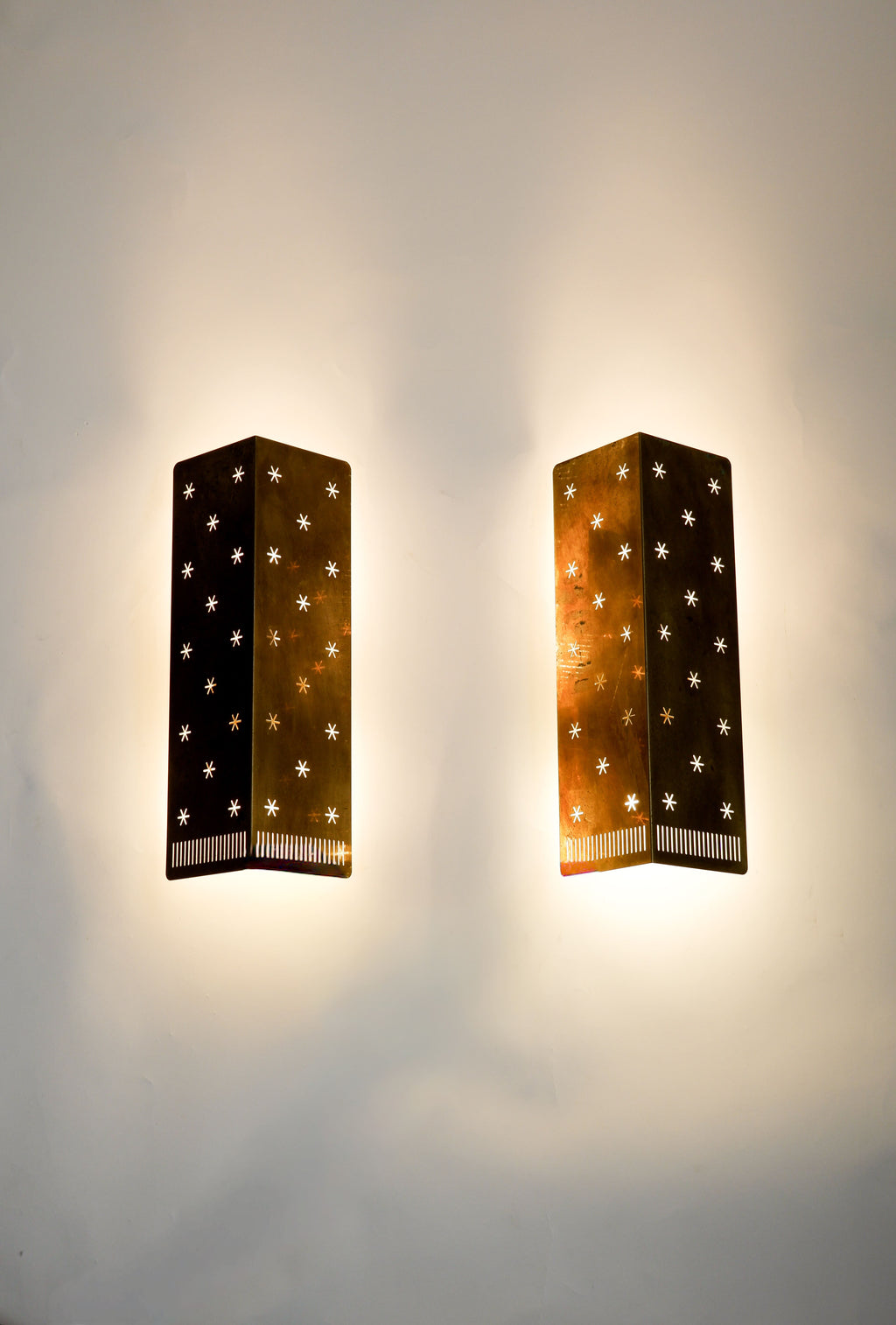 Paavo Tynell, Pair of wall lamp model 10330 for Taito, circa 1950.