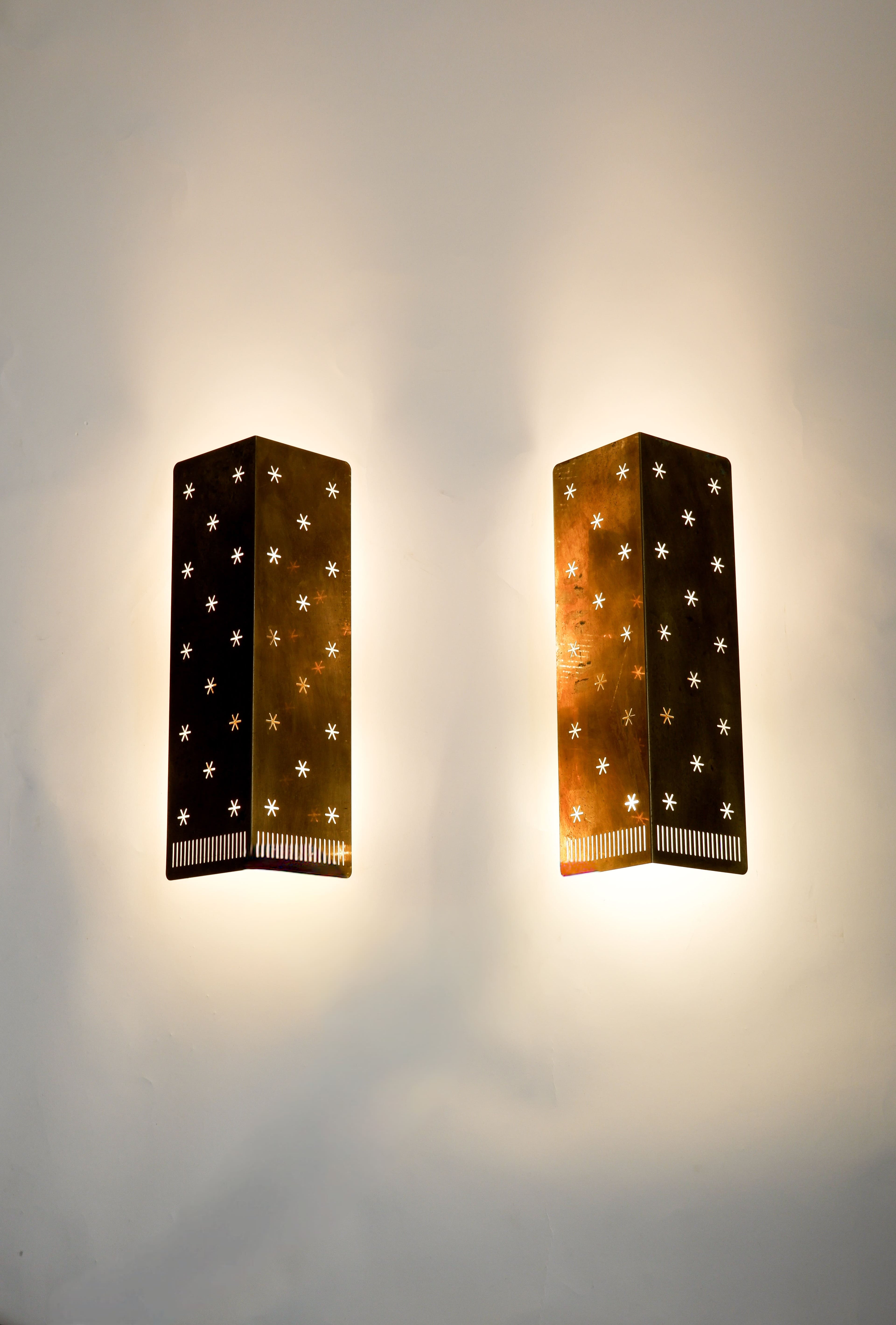 Paavo Tynell, Pair of wall lamp model 10330 for Taito, circa 1950.