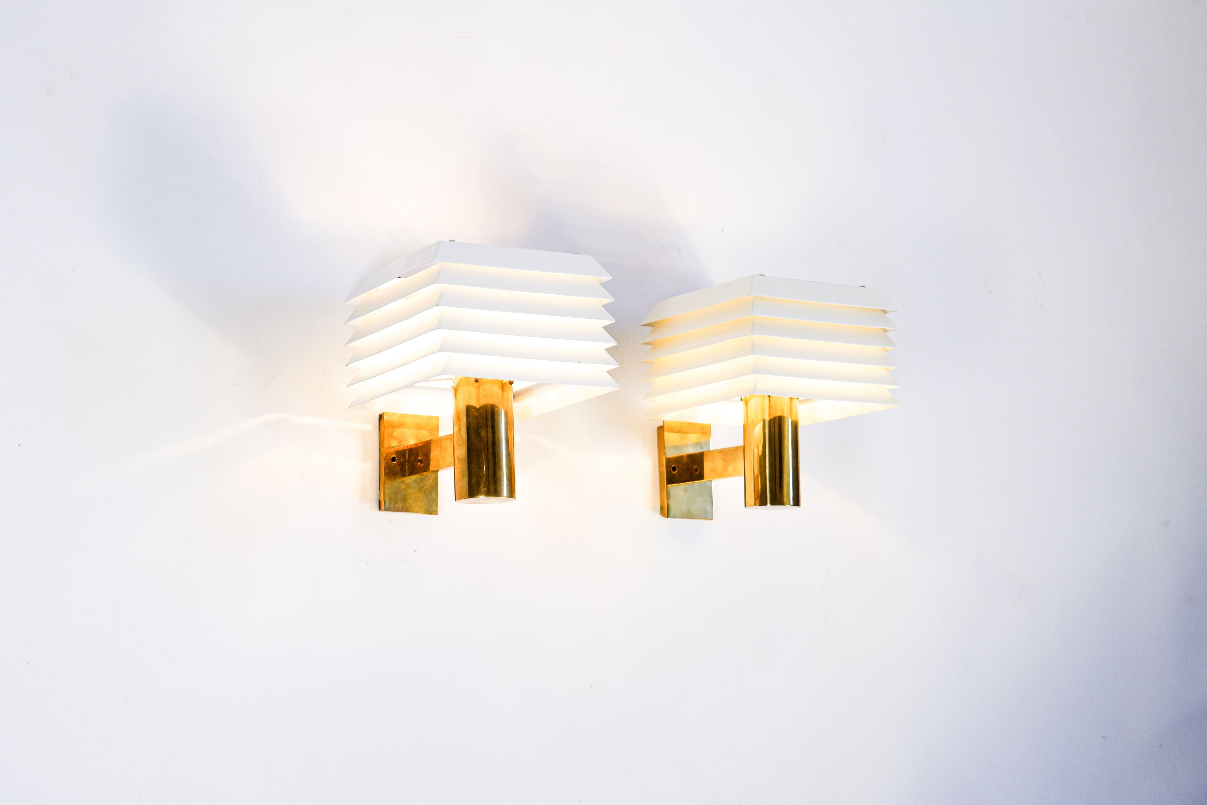 Hans Agne Jakobsson pair of wall lamp, brass & lacquered iron, circa 1960 – detail view 8
