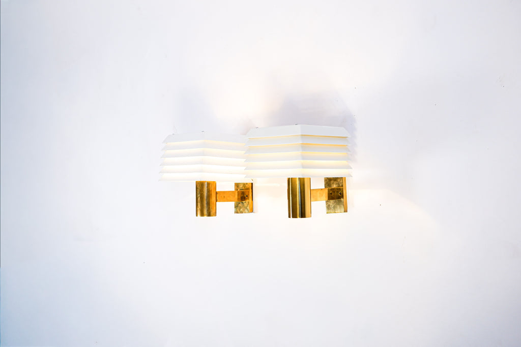 Hans Agne Jakobsson pair of wall lamp, brass & lacquered iron, circa 1960 – detail view 9