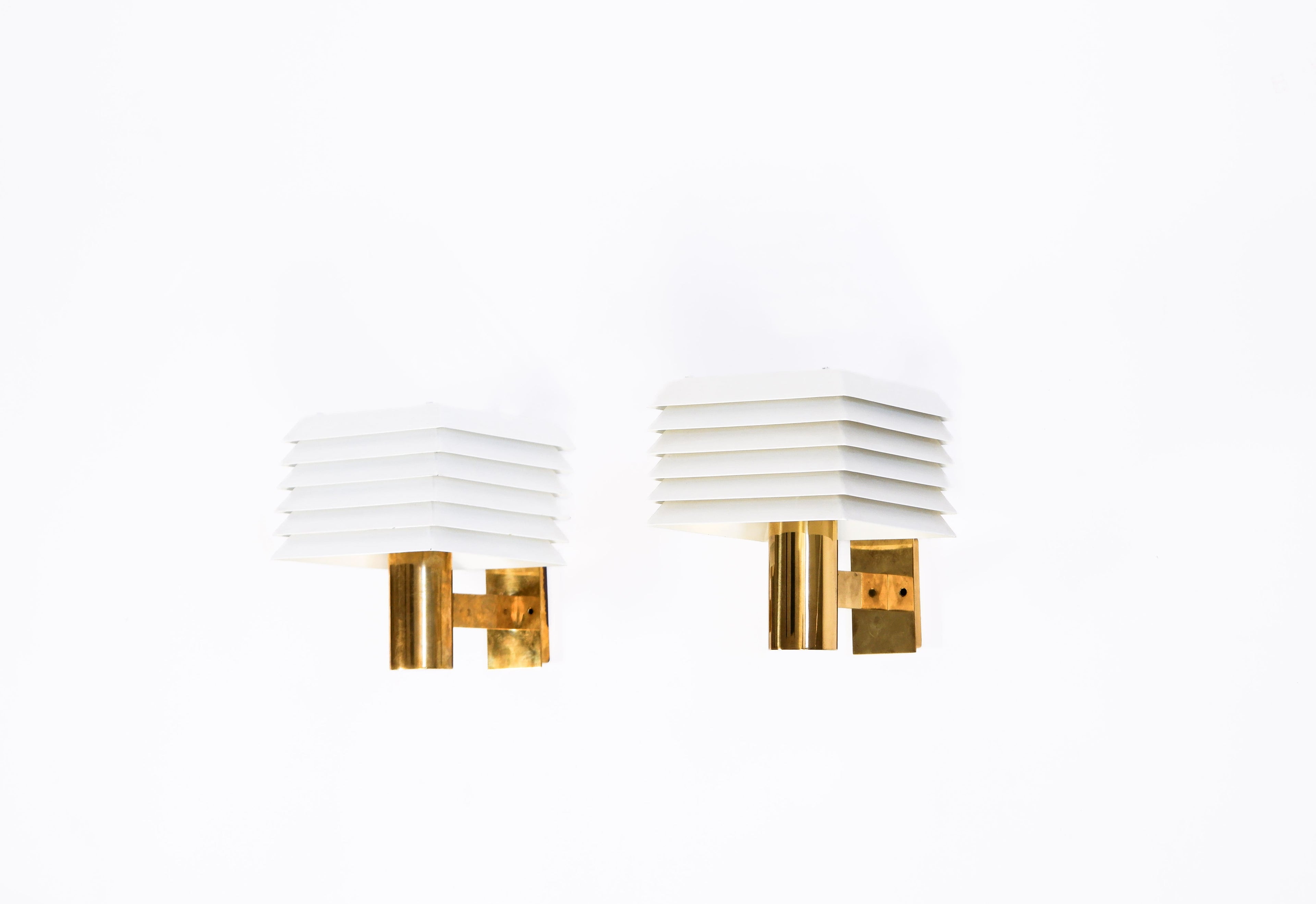 Hans Agne Jakobsson pair of wall lamp, brass & lacquered iron, circa 1960 – detail view 2